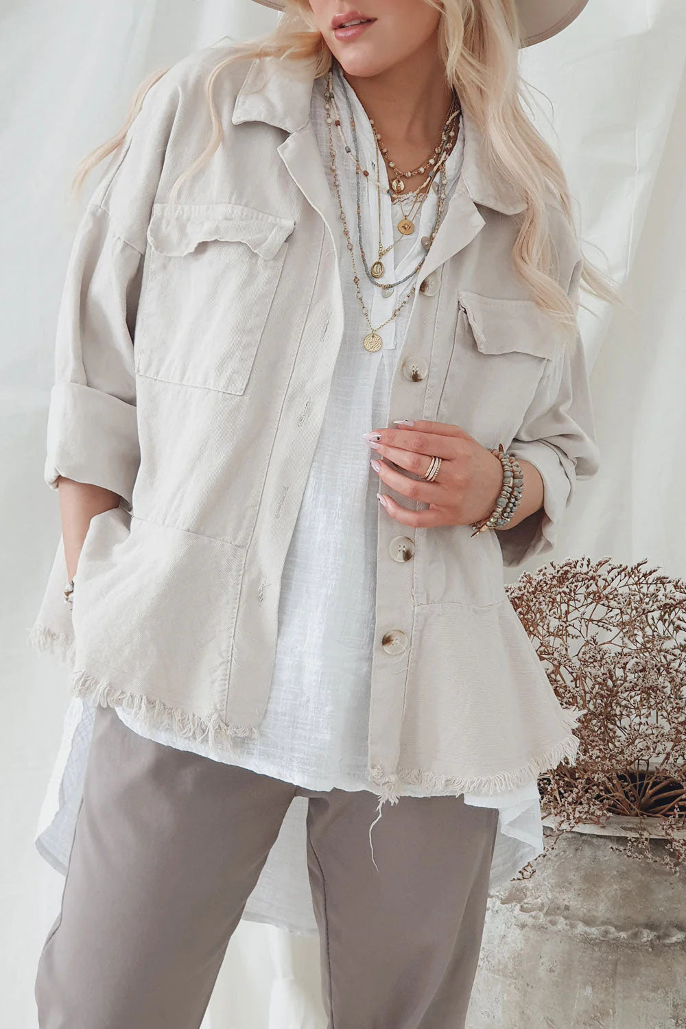 ELLISON JACKET SAND, sommerliche Baumwolle Jacke im Stil einer Jeansjacke