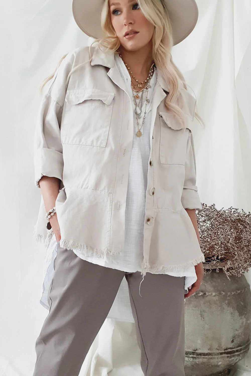ELLISON JACKET SAND, sommerliche Baumwolle Jacke im Stil einer Jeansjacke
