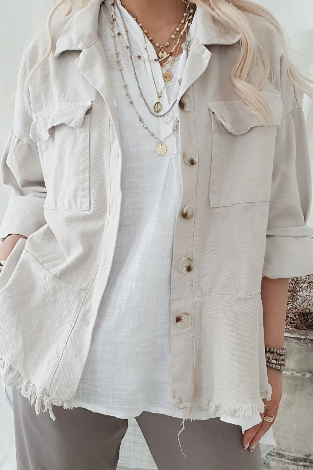 ELLISON JACKET SAND, sommerliche Baumwolle Jacke im Stil einer Jeansjacke