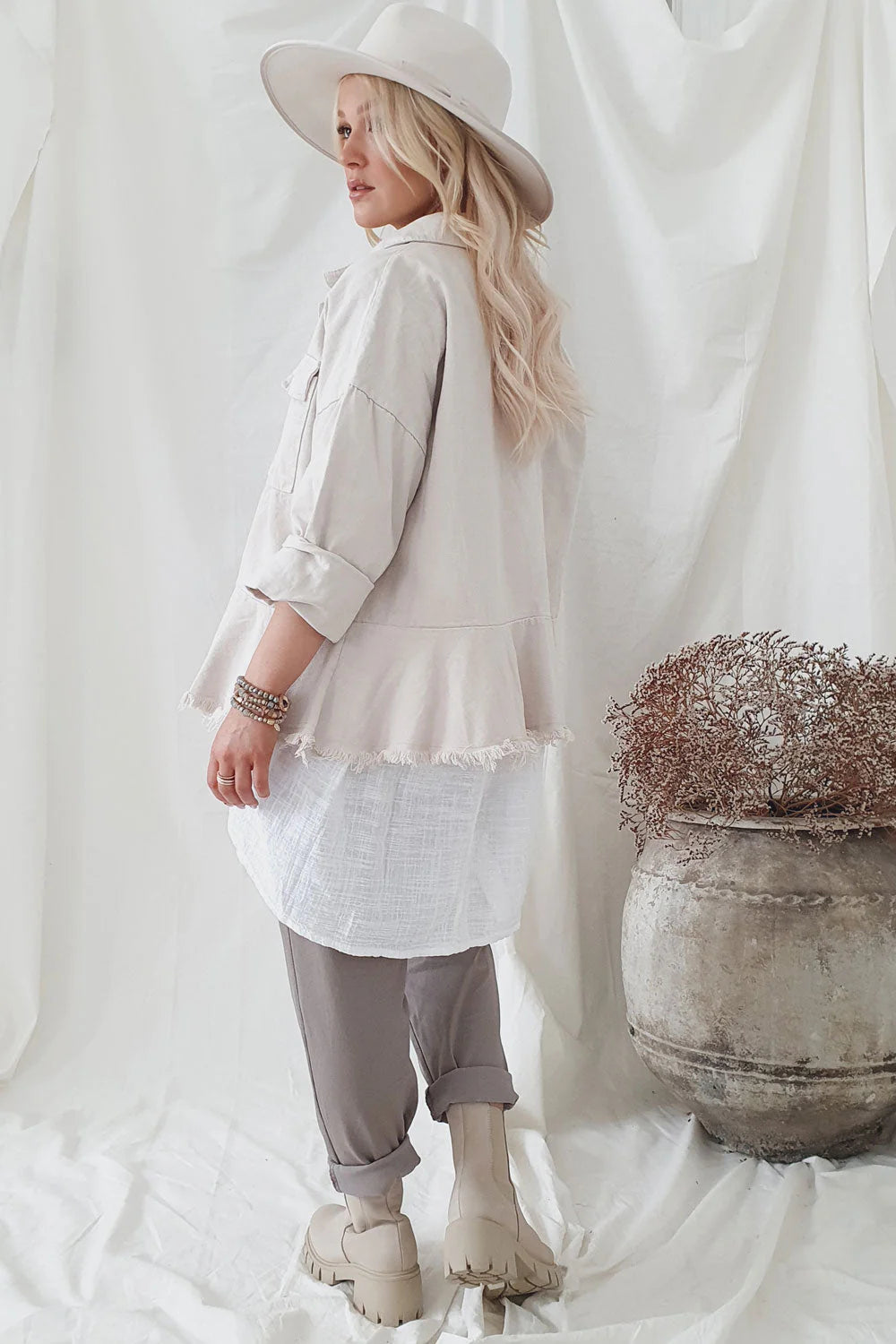 ELLISON JACKET SAND, sommerliche Baumwolle Jacke im Stil einer Jeansjacke